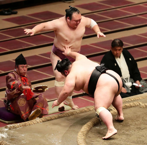 宝富士（奥）を押し出しで破った貴景勝（撮影・丹羽敏通）