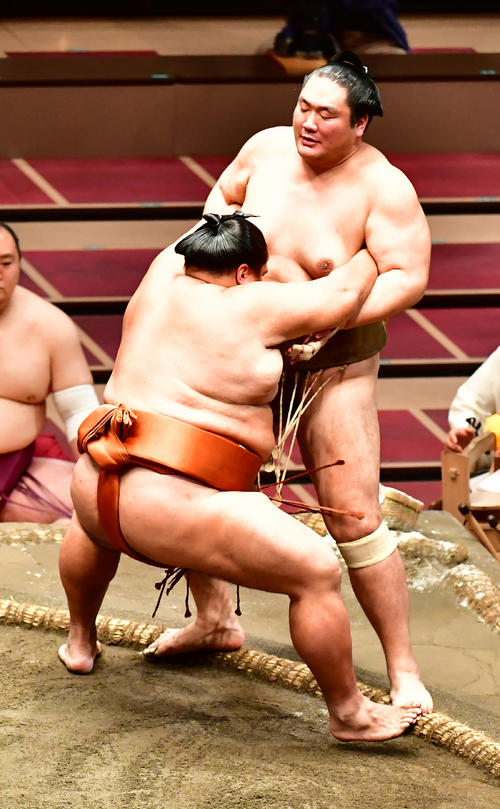 御嶽海（左）は輝を寄り切りで破る（撮影・小沢裕）