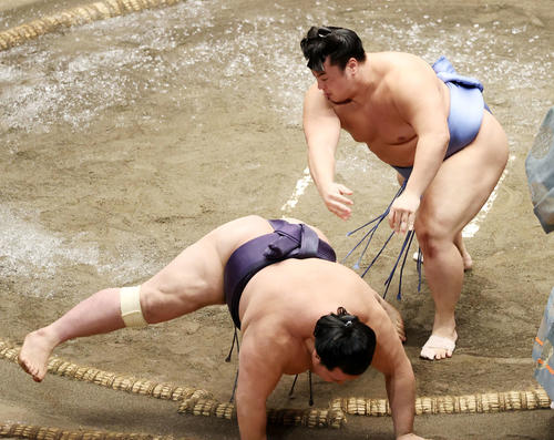 阿武咲（下）をはたき込みで破る翔猿（撮影・鈴木正人）