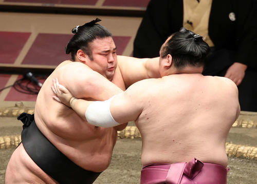 宝富士（右）を激しく攻める貴景勝（撮影・鈴木正人）
