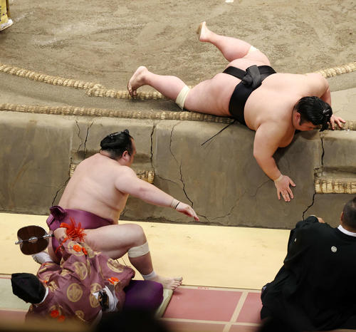 宝富士（左）を押し出しで破った貴景勝（撮影・鈴木正人）