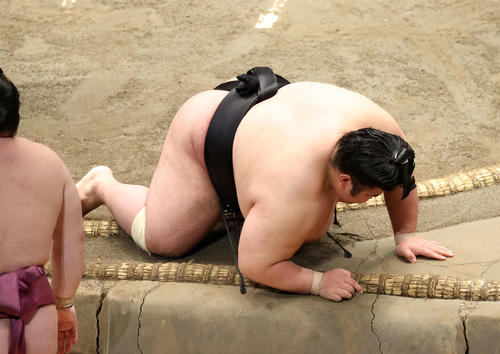 宝富士を押し出しで破った後、しばらく動けない貴景勝（撮影・鈴木正人）