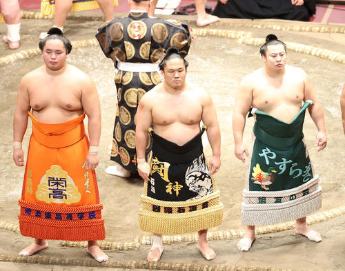 土俵入りする左から琴勝峰、石浦、翔猿（撮影・鈴木正人）