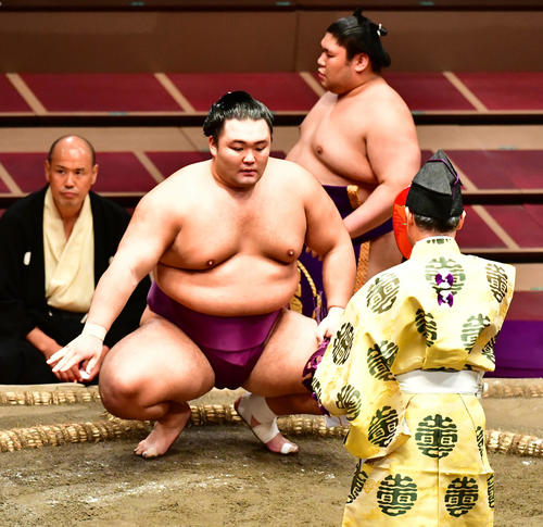 隠岐の海を上手投げで破った朝乃山は勝ち名乗りを受ける（撮影・小沢裕）