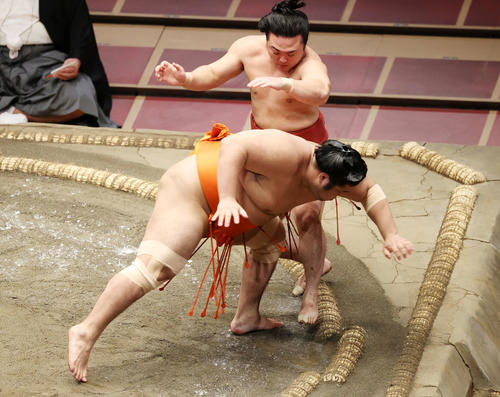 志摩ノ海（手前）を引き落としで破る炎鵬（撮影・鈴木正人）