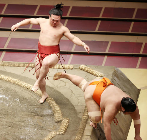 志摩ノ海（右）を引き落としで破る炎鵬（撮影・鈴木正人）
