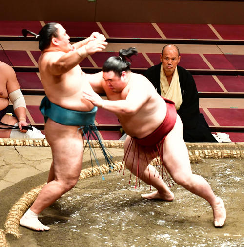 隆の勝（右）は押し出しで玉鷲を破る（撮影・小沢裕）