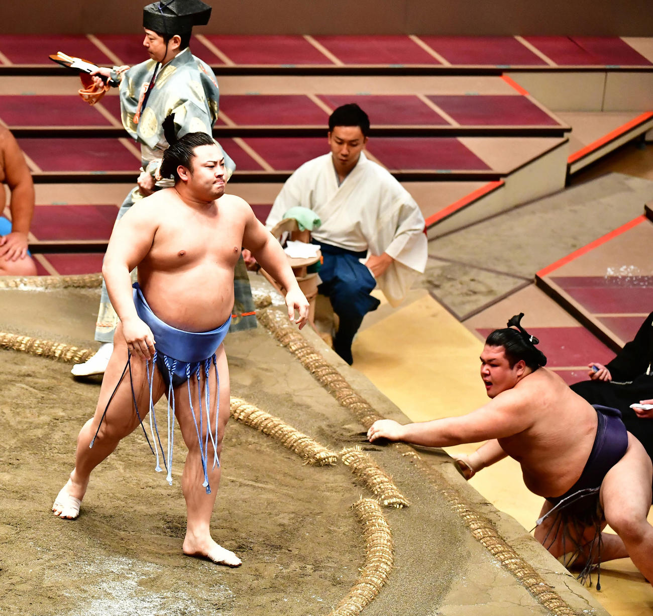 翔猿（左）は阿武咲をはたき込みで破る（撮影・小沢裕）