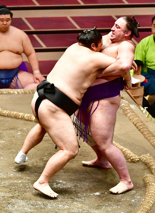 隠岐の海（左）は栃ノ心を寄り切りで破る（撮影・小沢裕）