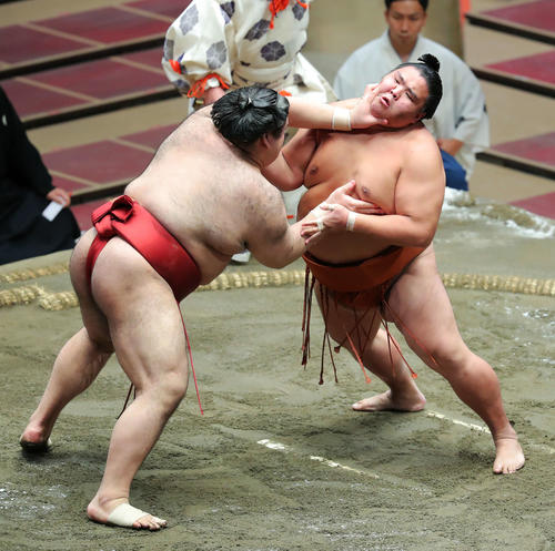 高安（左）の攻めに耐える御嶽海（撮影・河田真司）　　　　　