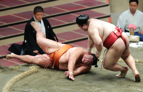 高安（右）に肩すかしで敗れる御嶽海（撮影・河田真司）　　　　　