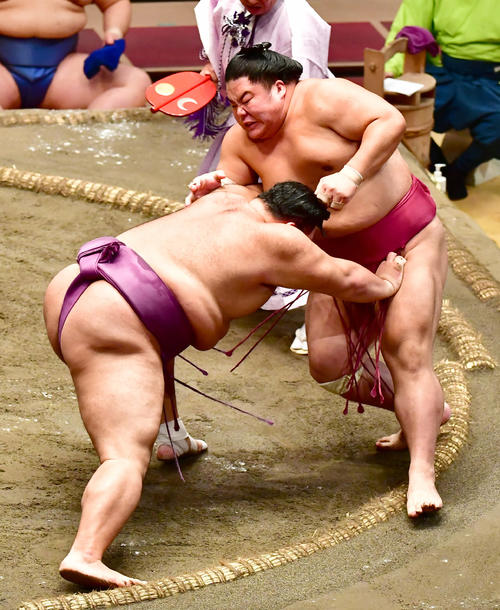 大栄翔（右）を押し倒しで破る朝乃山（撮影・小沢裕）