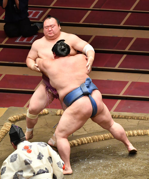 正代（手前）は宝富士を寄り切りで破る（撮影・柴田隆二）