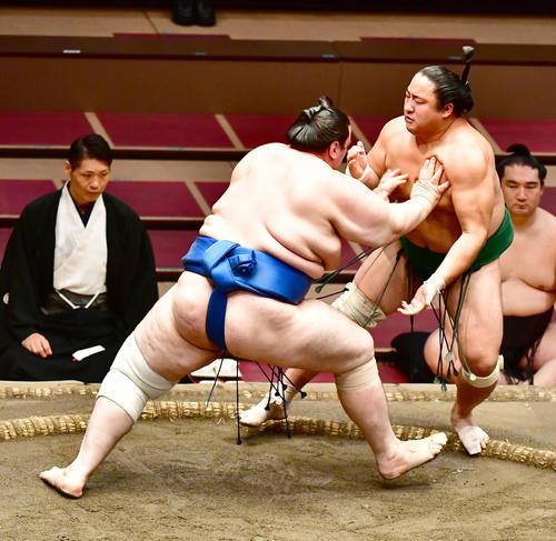 碧山（左）は突き出しで佐田の海を破る（撮影・小沢裕）