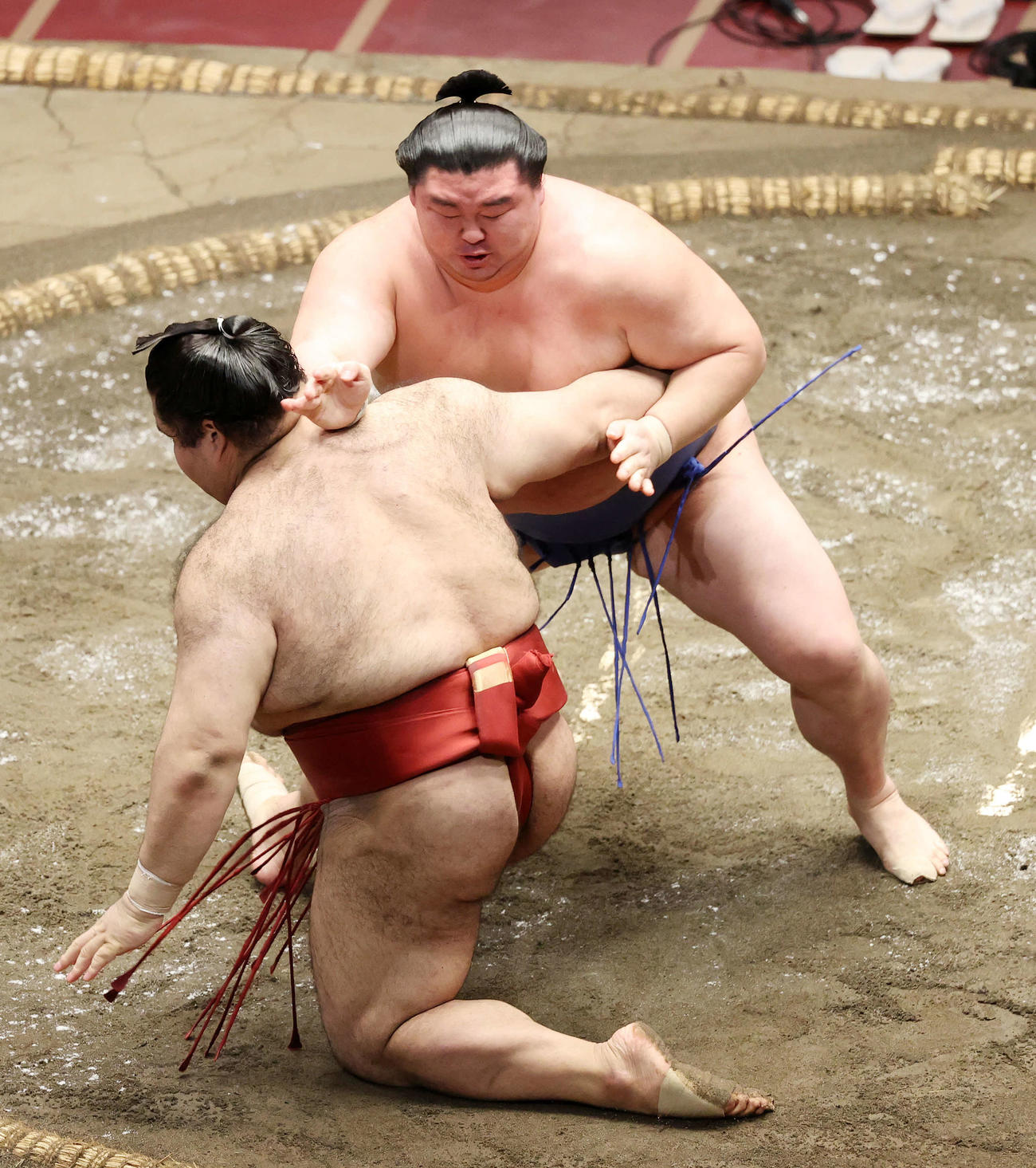 高安（手前）を押し倒しで破る正代（撮影・鈴木正人）