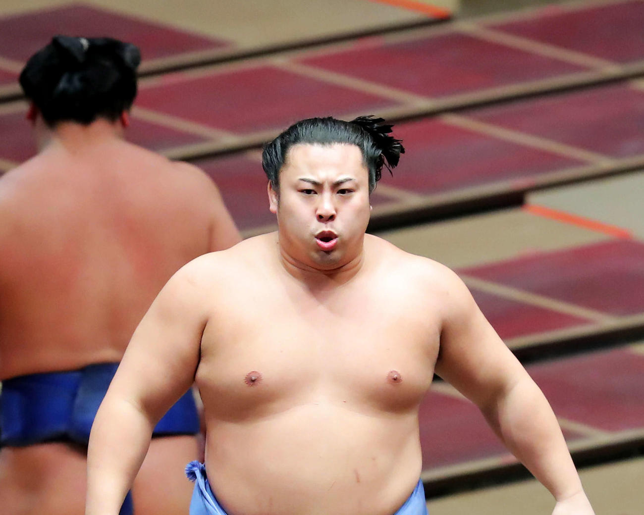 若隆景（後方左）をはたき込みで破った翔猿（撮影・河田真司）　　　　　