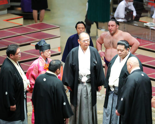 物言いがつき、協議結果を待つ栃ノ心(撮影・河田真司)