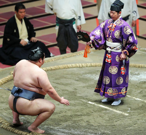 千代大龍休場のため、徳勝龍の不戦勝(撮影・河田真司)