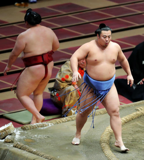隆の勝を破った翔猿はほっとした表情を浮かべる(撮影・河田真司)