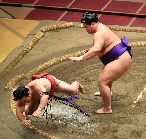 明生(右)は炎鵬をはたき込みで破る(撮影・柴田隆二)