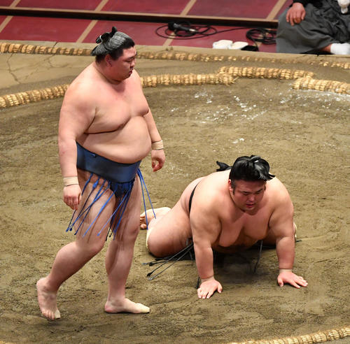 正代(左)は貴景勝を突き落としで破る(撮影・柴田隆二)