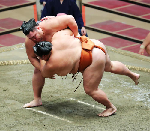 御嶽海(手前)を上手投げで破る朝乃山(撮影・河田真司)