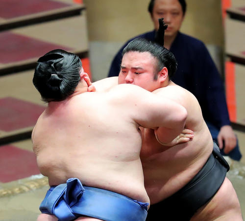 正代(左)を攻める貴景勝(撮影・河田真司)
