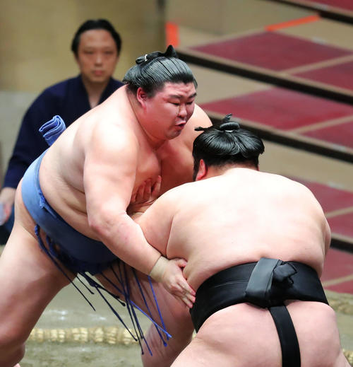 貴景勝(右)の攻めに耐える正代(撮影・河田真司)