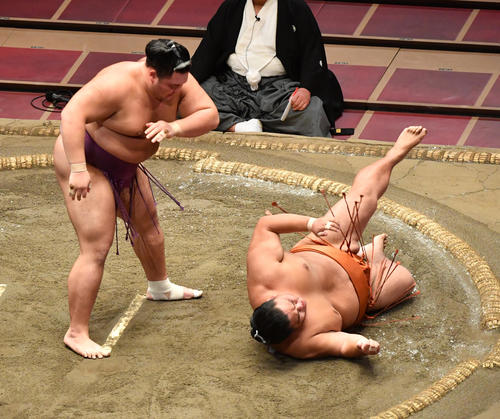 朝乃山(左)は御嶽海を上手投げで破る(撮影・柴田隆二)
