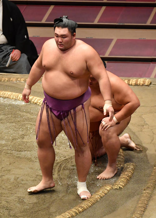 朝乃山は御嶽海を上手投げで破る(撮影・柴田隆二)