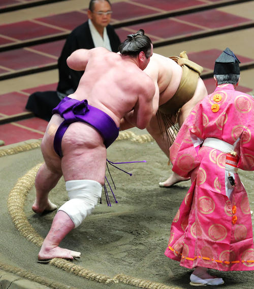 輝(右)に押し出しで敗れる栃ノ心(撮影・河田真司)