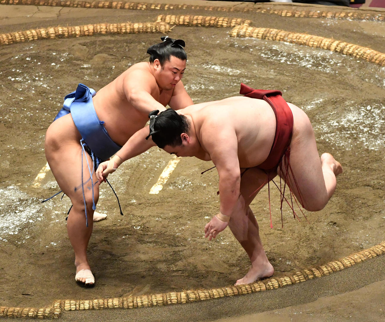 翔猿（左）は隆の勝を送り出しで破る（撮影・柴田隆二）