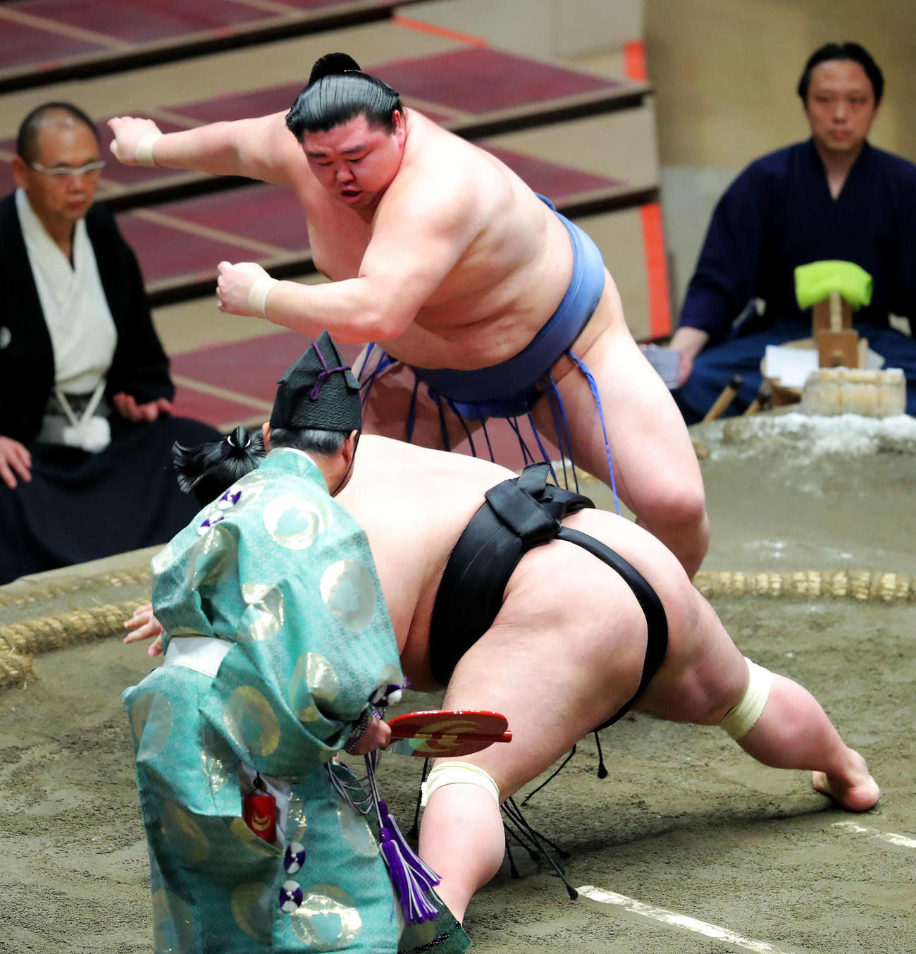 貴景勝（下）を突き落としで破る正代（撮影・河田真司）