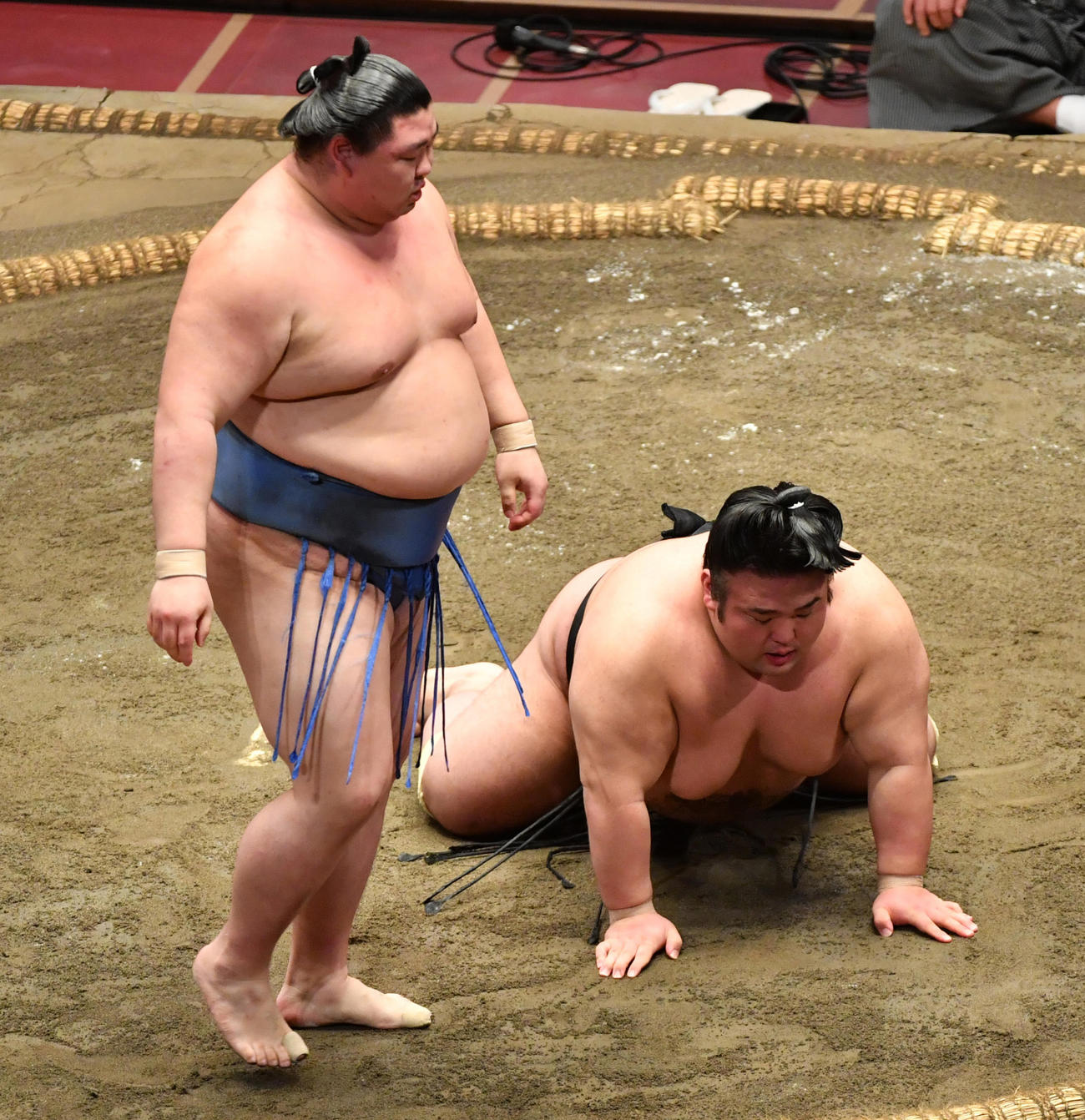 正代（左）は貴景勝を突き落としで破る（撮影・柴田隆二）