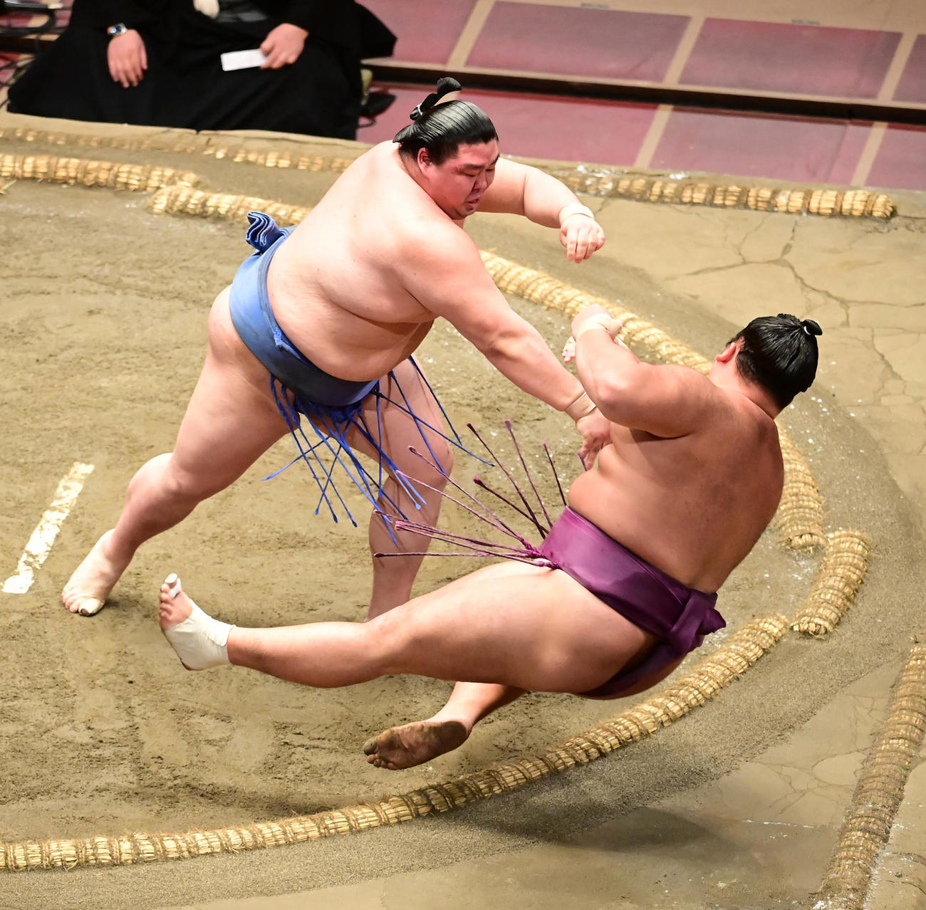 正代（左）は朝乃山を押し倒しで破り2敗を死守した（撮影・小沢裕）