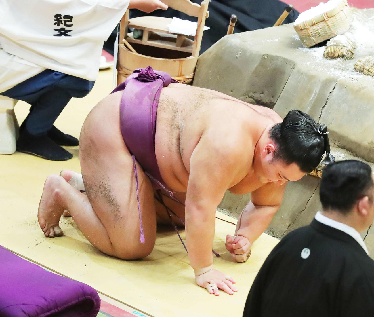 正代に押し倒しで破れ、土俵下でうずくまる朝乃山（撮影・河田真司）　　　　　