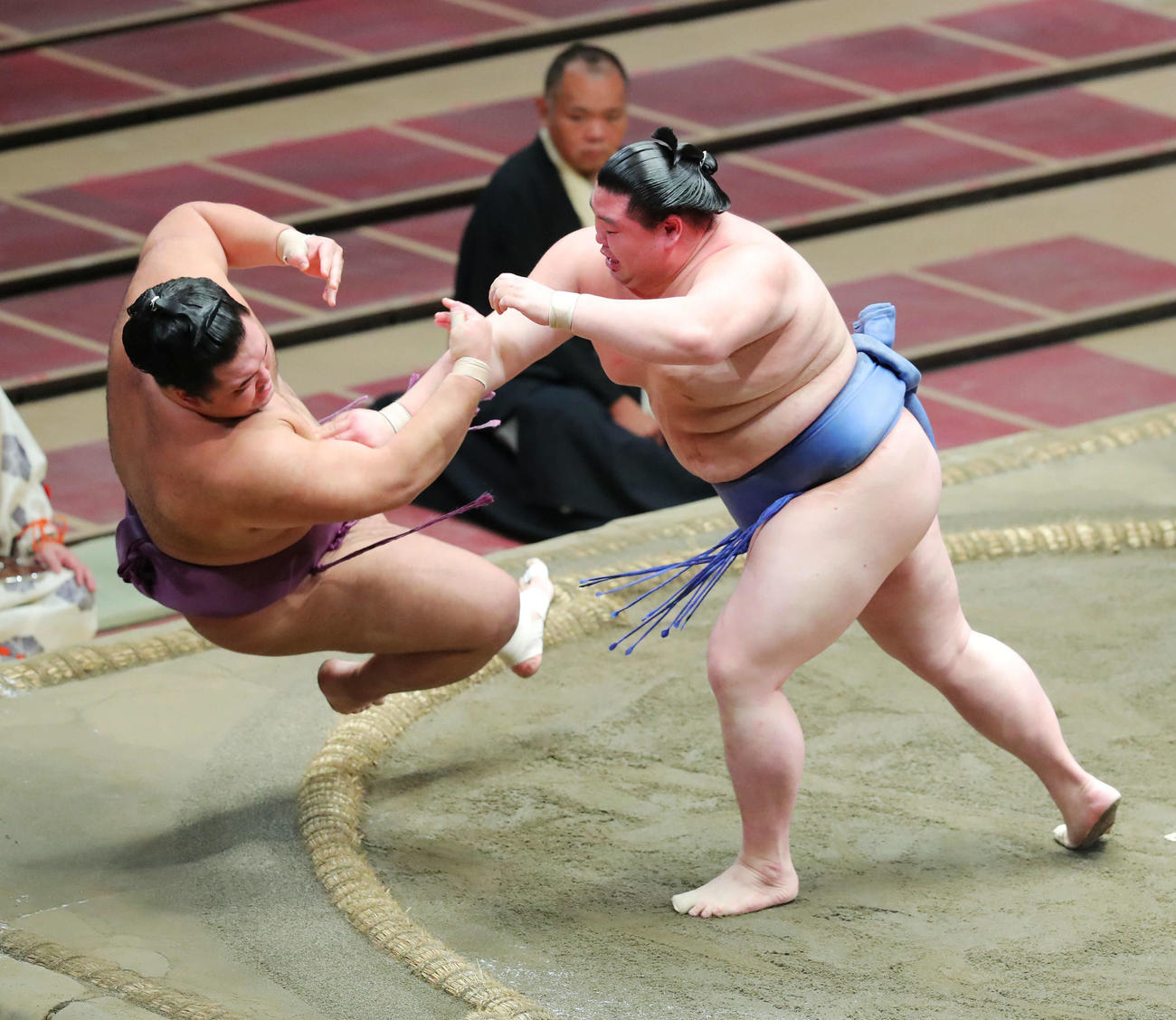 朝乃山（左）を押し倒しで破る正代（撮影・河田真司）　　　　　