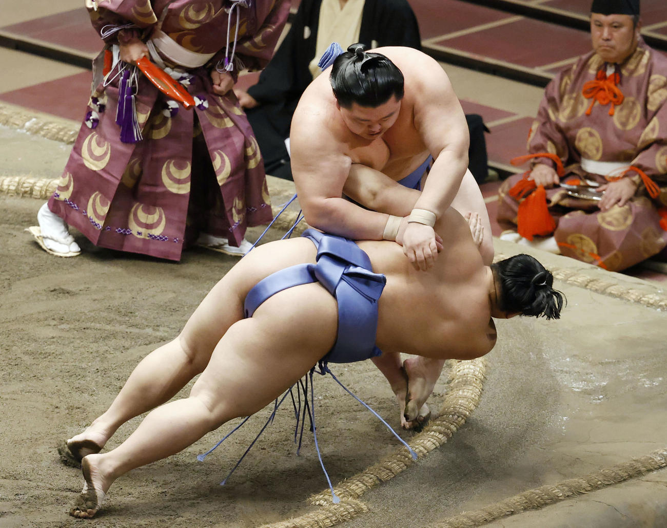 大相撲秋場所千秋楽で翔猿（手前）を突き落としで下し、初優勝を果たした関脇正代（共同）