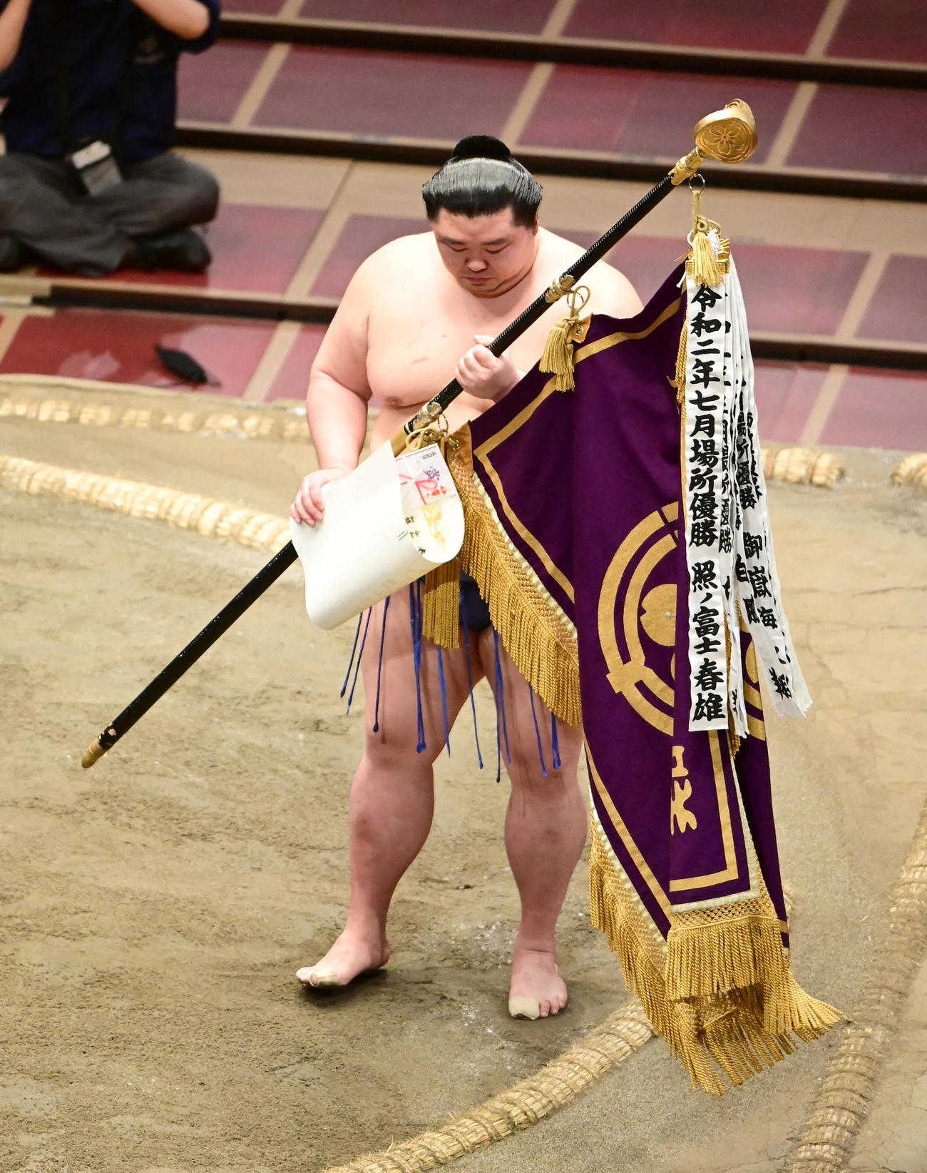 幕内初優勝を飾った正代は優勝旗を手にする（撮影・小沢裕）