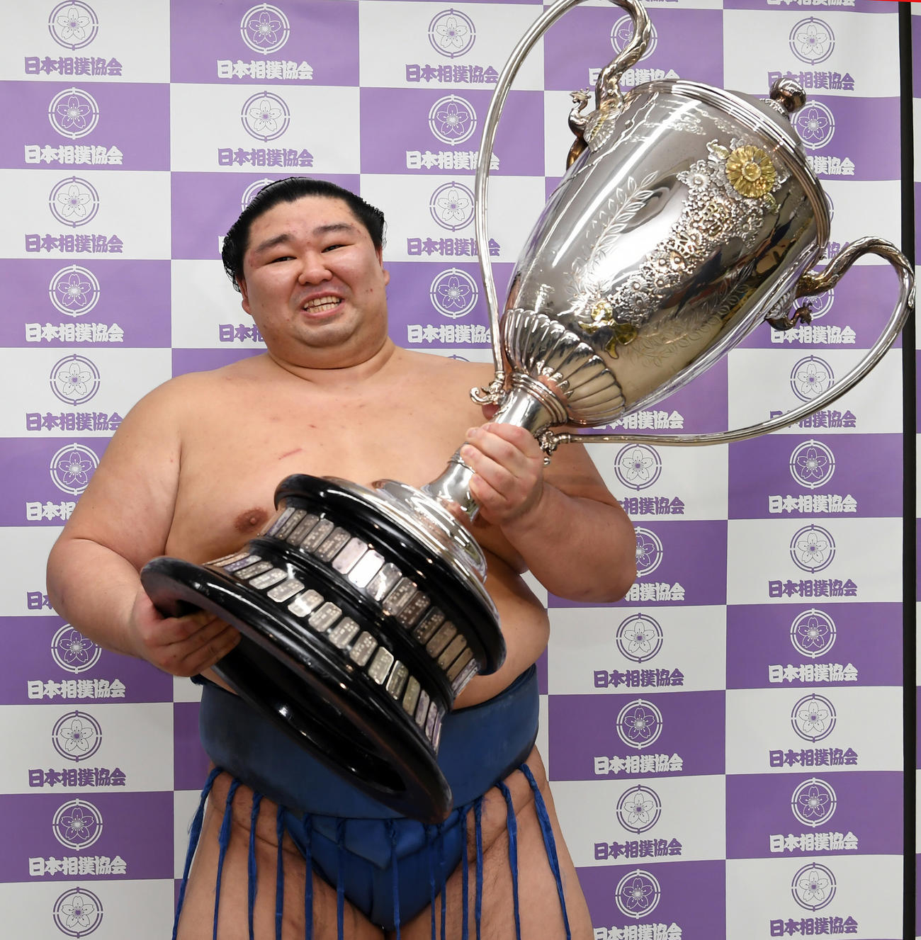 初優勝を決め、賜杯を手に笑顔を見せる正代（代表撮影）
