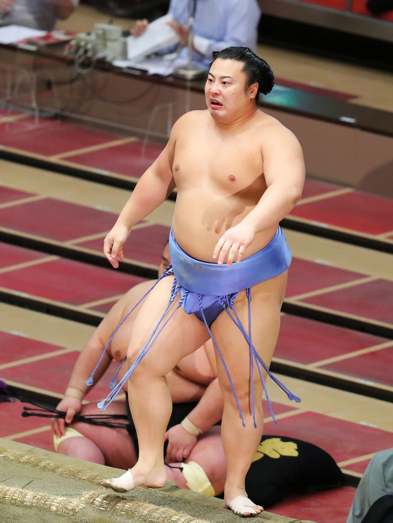 正代に突き落としで敗れ、悔しい表情を浮かべ土俵に戻る翔猿（撮影・河田真司）