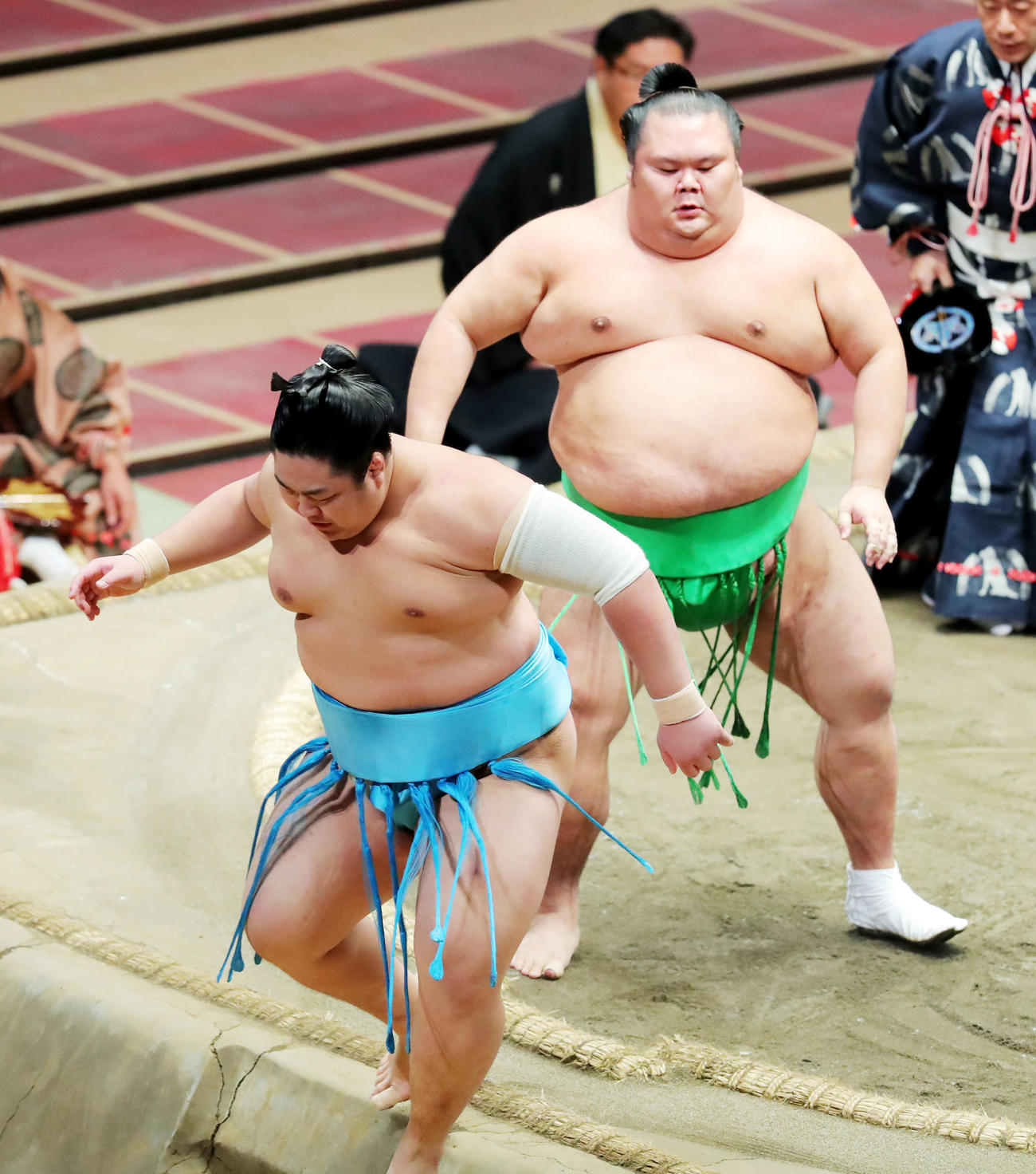 千代丸（右）に押し出しで敗れる王輝（撮影・河田真司）　　　　　