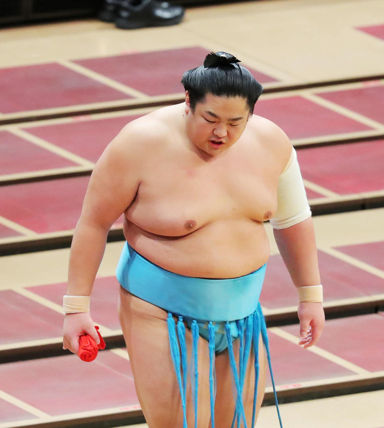 千代丸に敗れ、土俵から引き揚げる王輝（撮影・河田真司）　　　　　