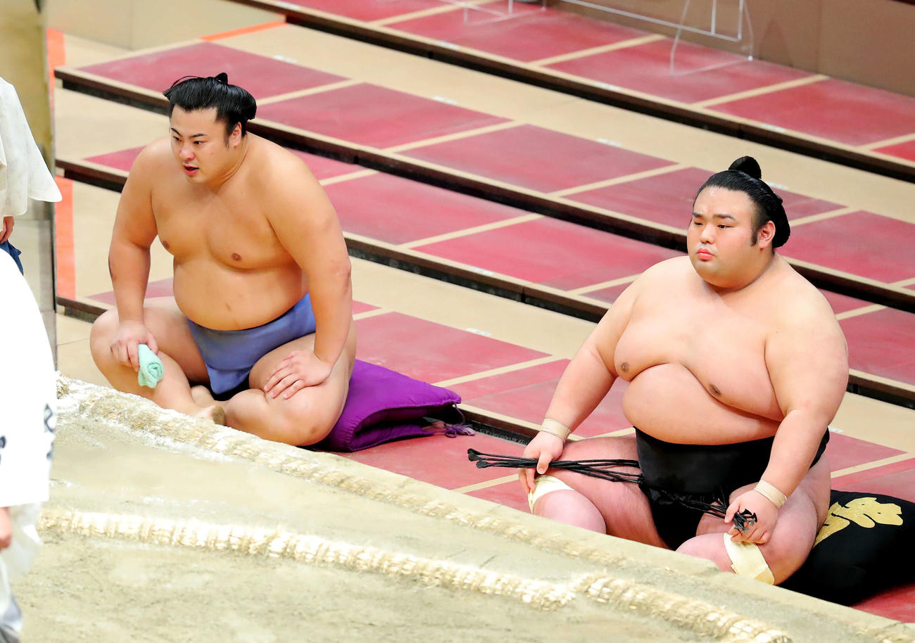 正代に敗れ土俵下で呼吸を整える翔猿（左）と神妙な面持ちの貴景勝（撮影・河田真司）　　　　　