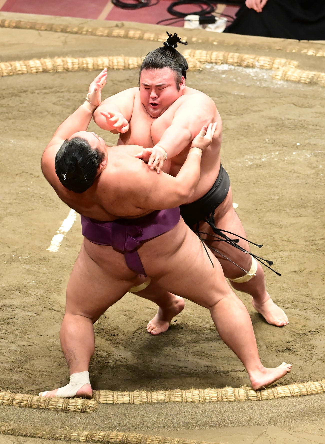 貴景勝は朝乃山（手前）を押し倒しで破る（撮影・小沢裕）