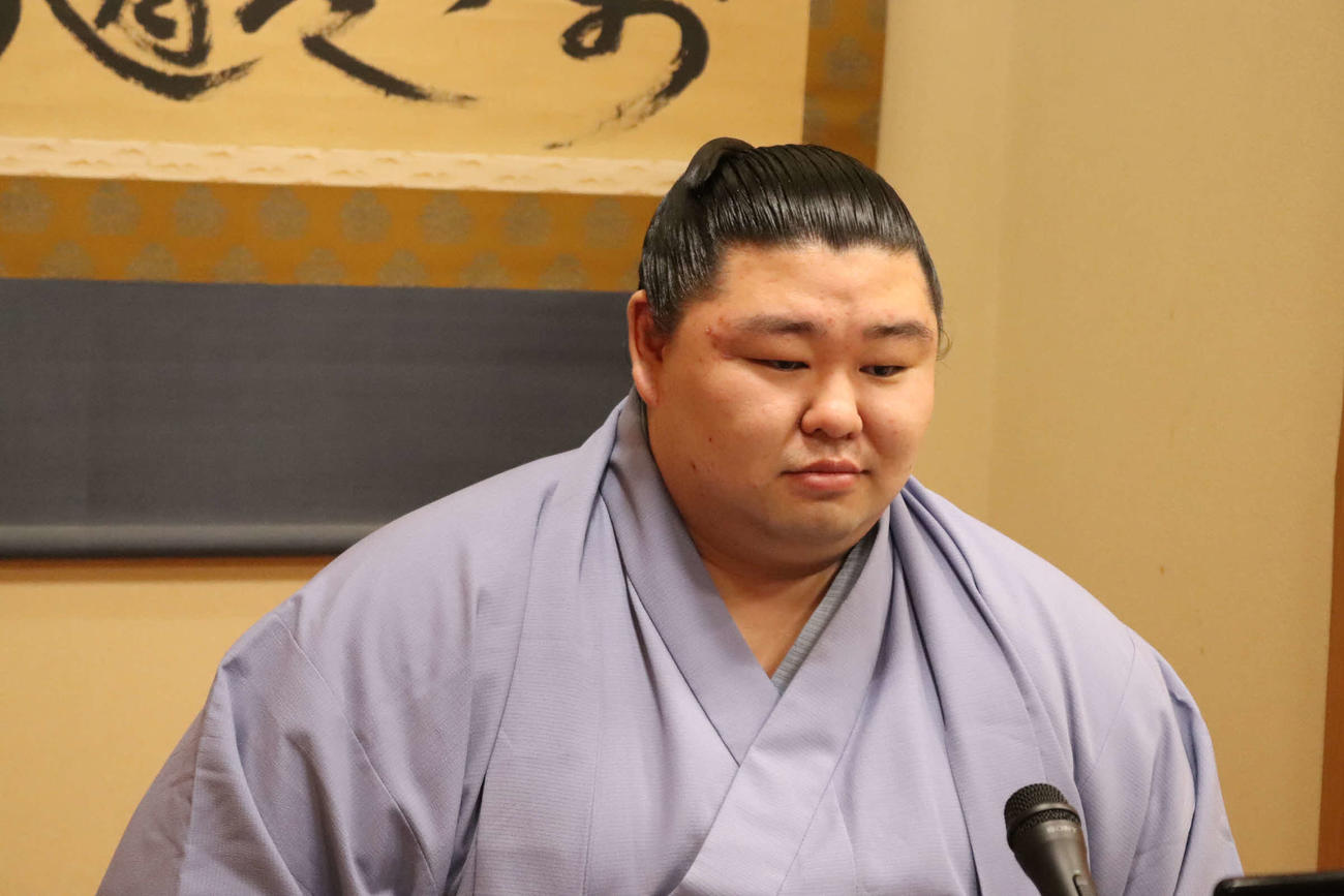オンラインによる一夜明け会見に参加する秋場所で初優勝した正代