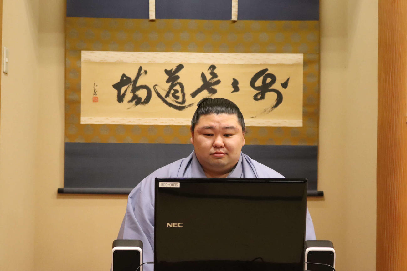 オンラインによる一夜明け会見に参加する秋場所で初優勝した正代