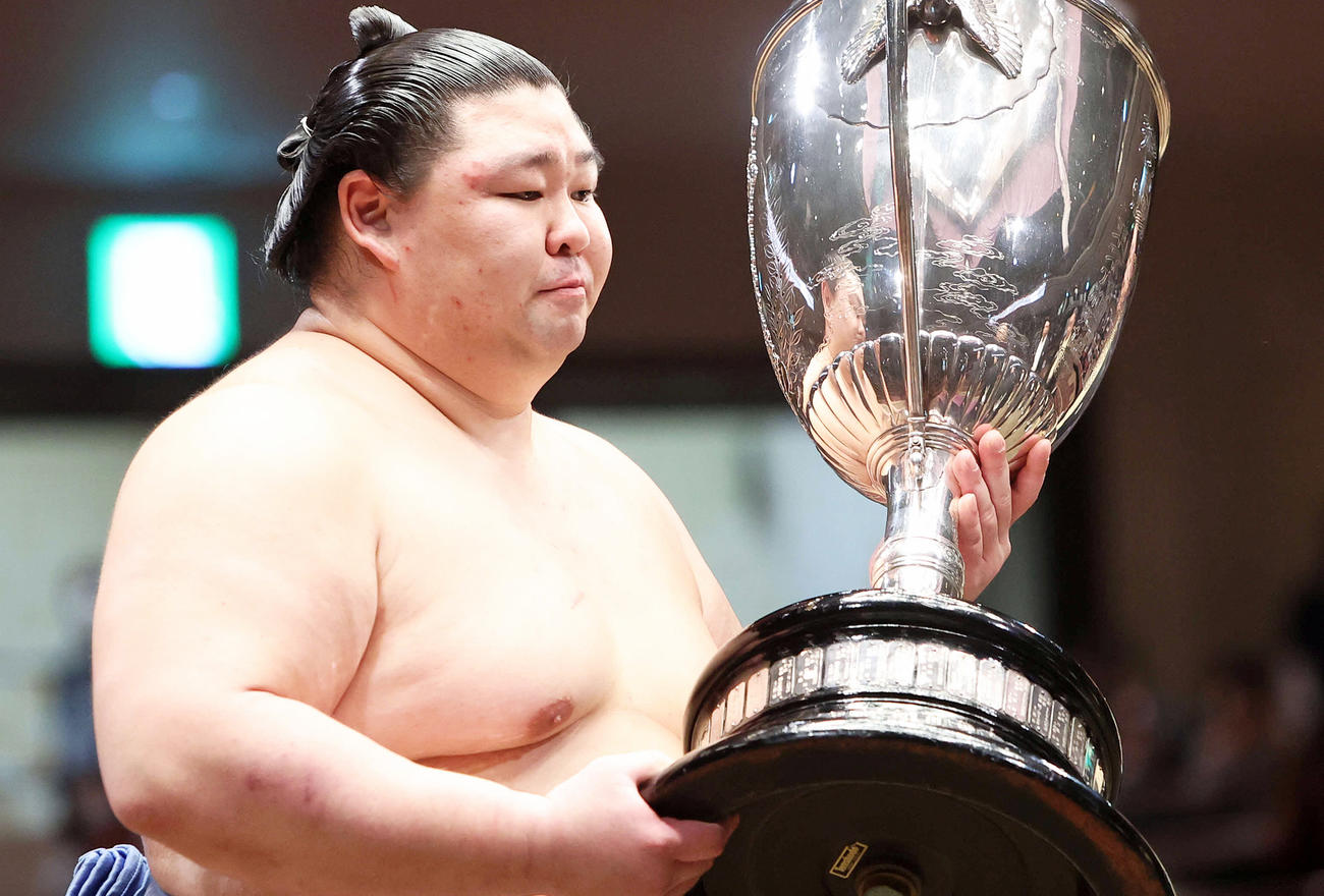 優勝賜杯を手にする正代（2020年9月27日撮影）
