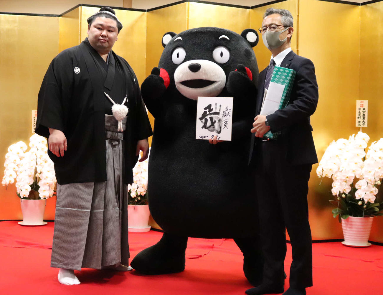 正代の大関昇進を祝う、地元・熊本県のPRキャラクター「くまモン」（中央）と村井浩一熊本県東京事務所長（右）
