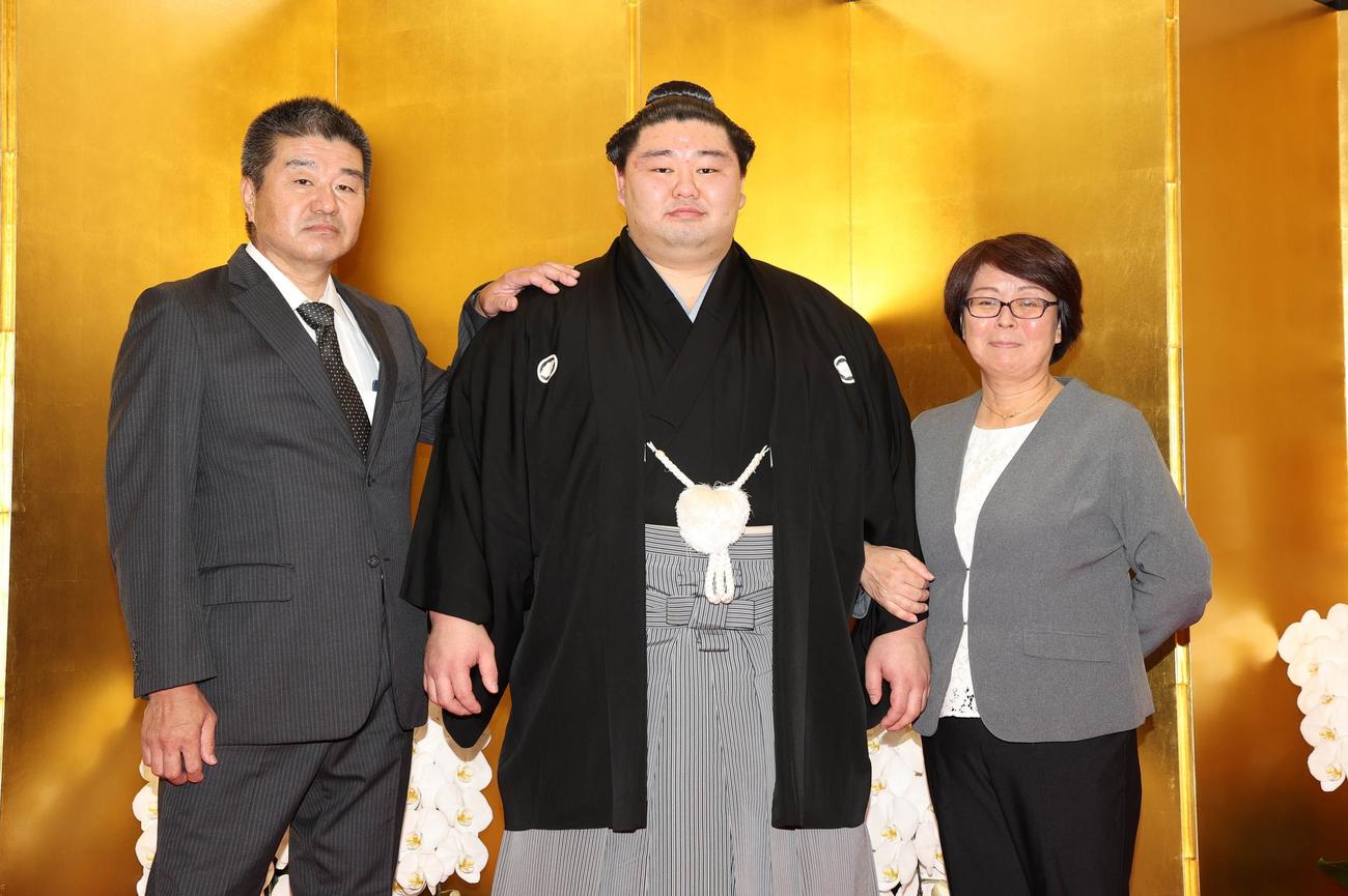 大関昇進の伝達を受け、父・巌さん（左）、母・理恵さん（右）と写真撮影する正代（代表撮影）